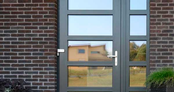 Входные пластиковые двери